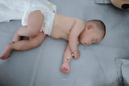 栖霞3个月宝宝怎么抱